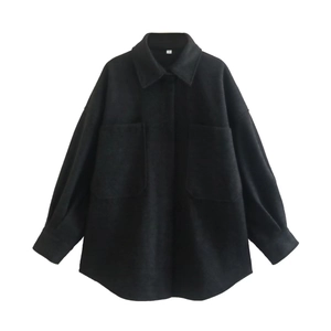 Détail de la veste noire en laine avec grandes poches et étiquette de taille S