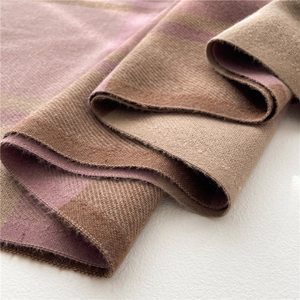 Primo piano della fine trama a saia e della morbida consistenza di questa sciarpa in cashmere