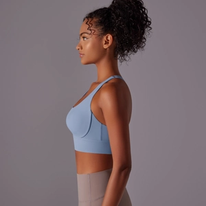 Dettaglio del reggiseno sportivo azzurro con spalline larghe e supporto laterale elevato