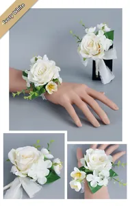 Vue macro du corsage de poignet et boutonnière en rose de soie ivoire avec rubans