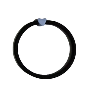 Elastico per capelli nero con ciondolo a cuore blu pastello su uno sfondo bianco