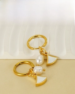 Détail de la boucle d'oreille en nacre en forme d'éventail plaqué or 18 carats et perle