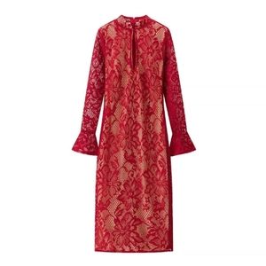 Robe moulante en dentelle rouge élégante avec broderie et manches longues évasées