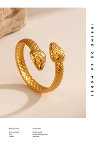 Detailed view of dual snake head gold ring with intricate scale pattern and textured finish