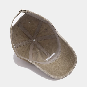 Vue détaillée des coutures intérieures, rubans renforcés et sangle réglable de la casquette