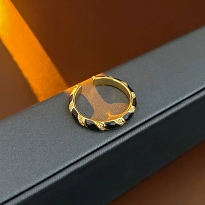 Détail de la bague plaquée or avec émail noir et zircons cubiques scintillants raffinés