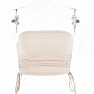 Détail du haut bandeau beige avec design froncé et cordons de serrage latéraux