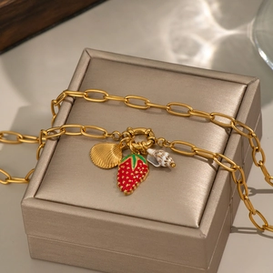 Collana a catena vintage placcata oro 18K con ciondoli a fragola e conchiglia