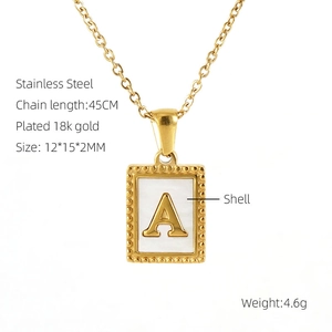 Detail der 18k vergoldeten Edelstahl-Halskette mit Anhänger aus Muschel und Buchstabe A