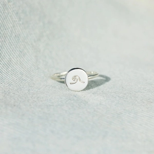 Anello minimalista in argento s925 con incisione a onde su sfondo in tessuto azzurro