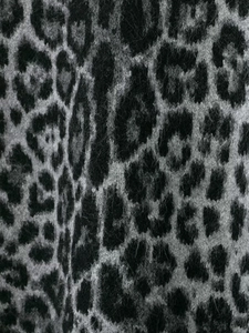 Nahaufnahme von Strickstoff mit Leopardenmuster in Schwarz-Grau mit weicher Textur