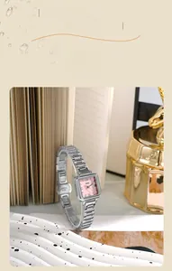 Détail de la montre GEDI carrée pour femme avec cadran rose et bracelet métallique