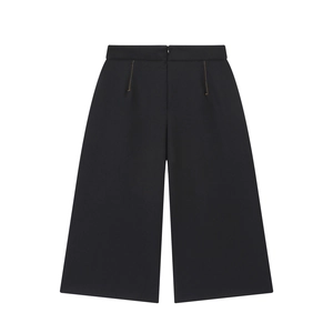 Short noir à jambes larges avec coutures contrastées orange sur fond blanc épuré
