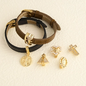 18k vergoldetes Lederarmband mit Kreuzanhängern und religiösen Zirkon-Anhängern