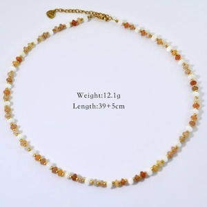 Détail du collier de perles blanc et orange avec placage or 18K et spécifications