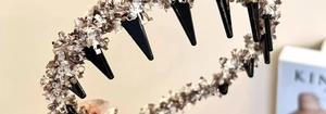 Détail des dents antidérapantes et de la texture tweed sur le serre-tête chic