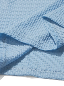 Gros plan détaillé de la texture gaufrée bleu clair et de la couture de bordure de qualité