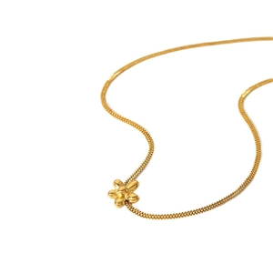 Collana con ciondolo a fiore in oro 18 carati e catena box lucida da donna