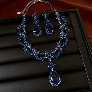 Vue détaillée de l'ensemble de bijoux de luxe français avec cristaux gouttes bleues