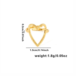 Détail d'une bague coeur dorée avec texture martelée et anneau ouvert ajustable