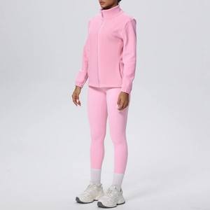 Dettaglio del set yoga in pile rosa con pantaloni a vita alta e giacca con zip