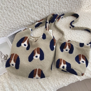 Details von zwei Plüsch-Hundetaschen aus weichem Fleece-Material in verschiedenen Größen