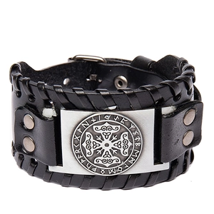 Détail du bracelet en cuir pour homme avec plaque en métal croix celtique et runes