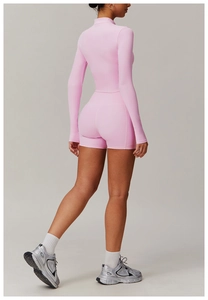 Vue arrière du haut de yoga rose à manches longues et short de sport taille haute