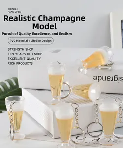 Dettaglio di un portachiavi in PVC a forma di calice di champagne con schiuma e liquido