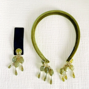 Set de serre-tête et barrette en velours vert olive avec accents dorés et perles