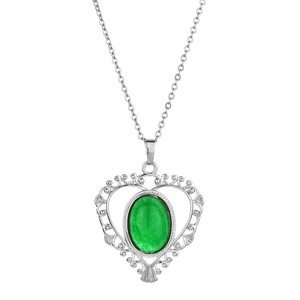 Collier cœur vintage avec pierre verte et chaîne argentée sur fond blanc