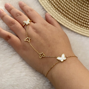 Dettaglio bracciale anello a farfalla in oro con ciondoli in conchiglia bianca