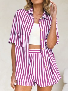 Détail d'un ensemble deux pièces rayé pour femme avec chemise courte et short assorti