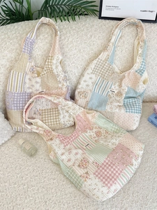 Borsa tote patchwork floreale su sfondo di morbida pelle di pecora bianca e calda
