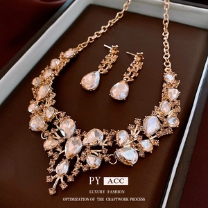 Parure élégante avec collier et boucles d'oreilles en cristal goutte d'eau dorée
