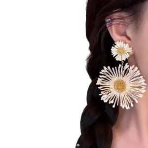 Boucles d'oreilles marguerites blanches à double couche style vacances sur un mannequin