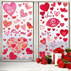 Détail d'autocollants de fenêtre cœurs de Saint-Valentin sur verre avec des roses