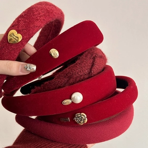 Elegante rote Samt- und Strick-Haarreifen mit Perlen und floralen Details im Set