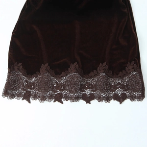 Robe midi en velours marron foncé avec broderie ajourée et finitions en dentelle fine