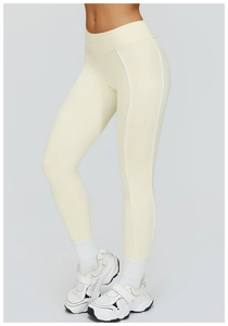 Dettaglio dei leggings da yoga crema a vita alta con striscia laterale bianca e vestibilità