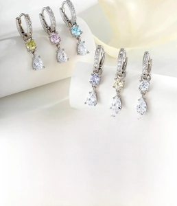 Détail de boucles d'oreilles 8mm en cuivre argenté avec zircons en forme de goutte