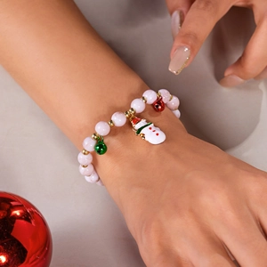 Detailansicht des Weihnachts-Schneemann-Armbands mit bunten Glocken und Marmorperlen