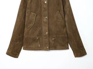 Détail de la veste en daim marron foncé avec boutons-pression et ourlet à cordon
