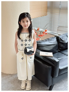 Miniature black crossbody bag for girls with white bow and elegant pearl handle