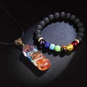 Dettaglio del set di pietre dei chakra con ciondolo in resina e bracciale in lava