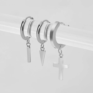 Dreiteiliges Edelstahl-Ohrring-Set mit Kreuz-, Spike- und Stabanhengern auf einem Display