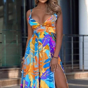 Bohemian tropical leaf print maxi dress with V-neck, high waist and side slit detail