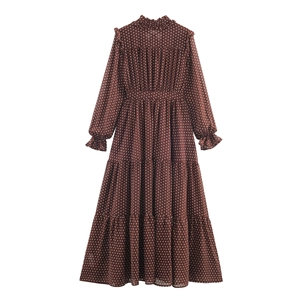Abito lungo a pois marrone con collo a volant, vita alta e gonna a strati in chiffon