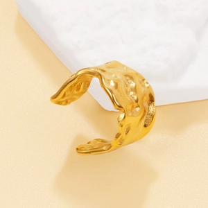 Vintage Baroque irregular hammered U-shape ear cuff in vacuum plated 18K gold finish