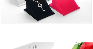 Présentoir à bijoux en velours noir, blanc et rose fuchsia avec design biseauté